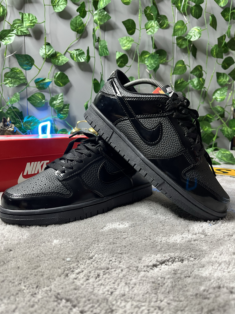 Nike Dunk Low. Parlak siyah