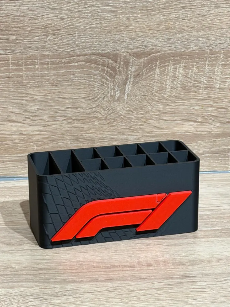 F1 Temalı Çok Bölmeli Masaüstü Kalemlik – Formula Yarış Dekorlu Organizer