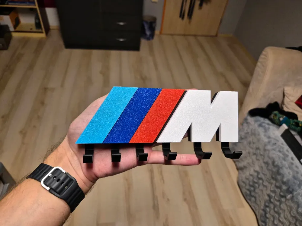BMW M Tasarımlı Duvar Tipi Anahtar Askılığı – 6 Kancalı Dekoratif Organizer