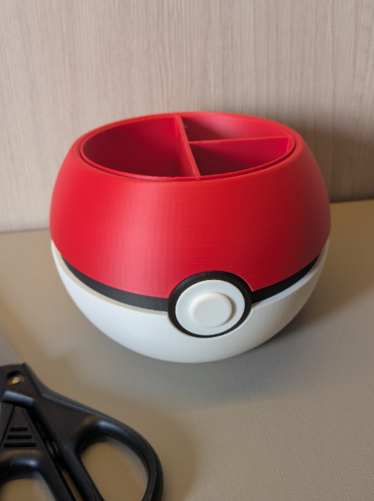 Pokeball Kalemlik – Dekoratif Masaüstü Kalem Tutucu & Organizer (Ofis ve Çocuk Odası için)