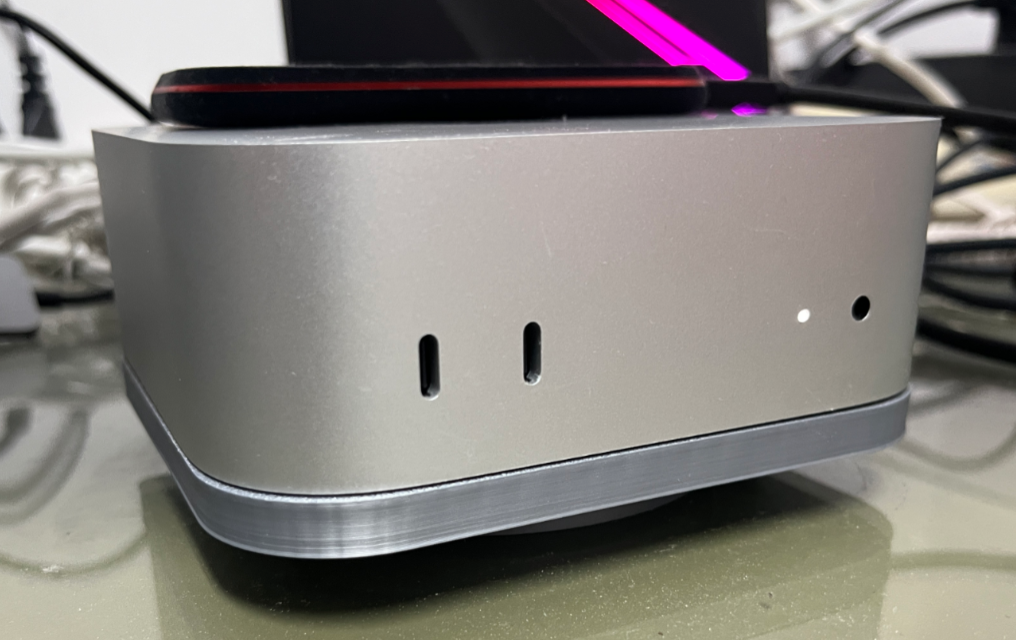 Mac Mini M4 Standı – Minimal, Güçlü ve Profesyonel Masaüstü Düzeni