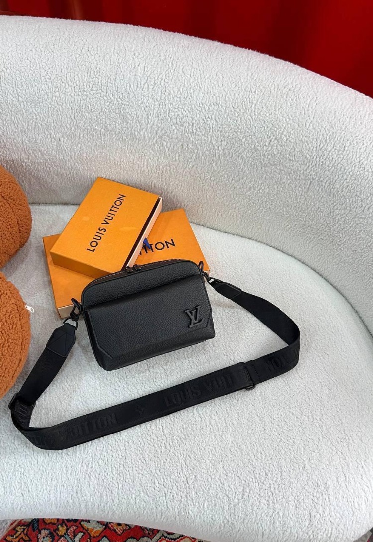 LV Fastline Messenger - Black