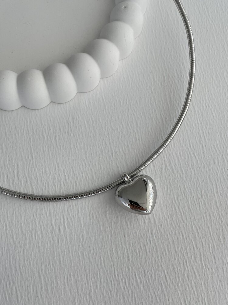 Kalp Detaylı Choker Kolye