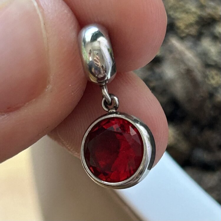 Kırmızı Taş Charm