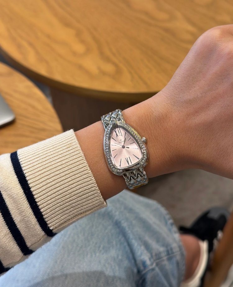 pembe serenay serpenti saat