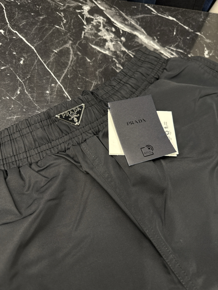 Prada Demir Logo Deniz Şortu (Siyah)