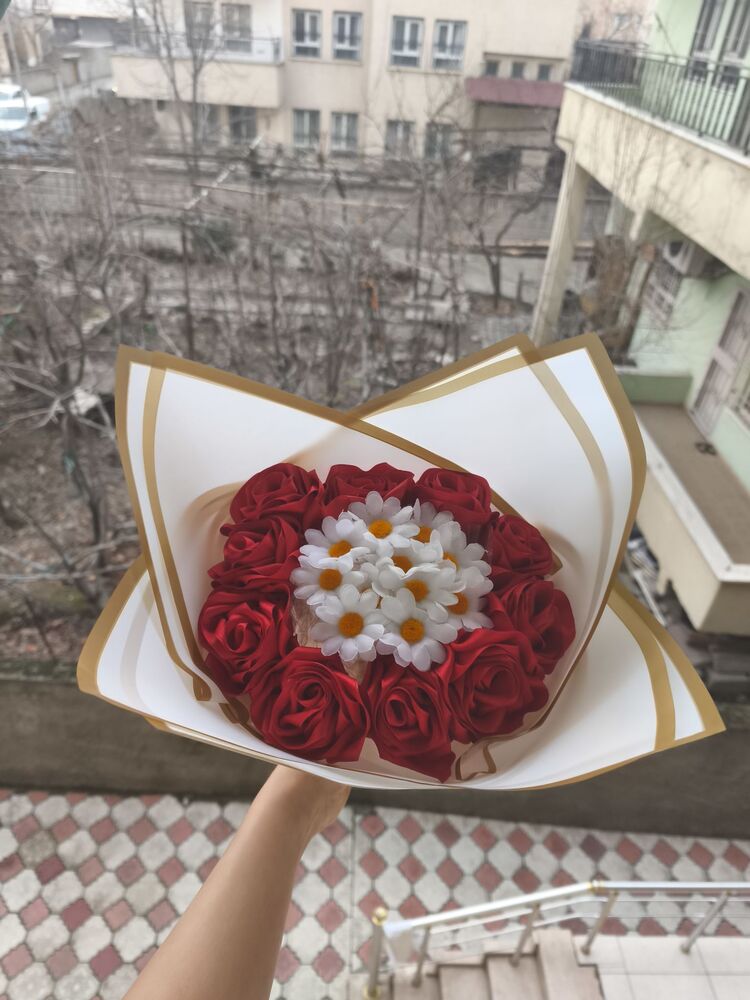 papatyalı kırmızı solmayan gül buketi