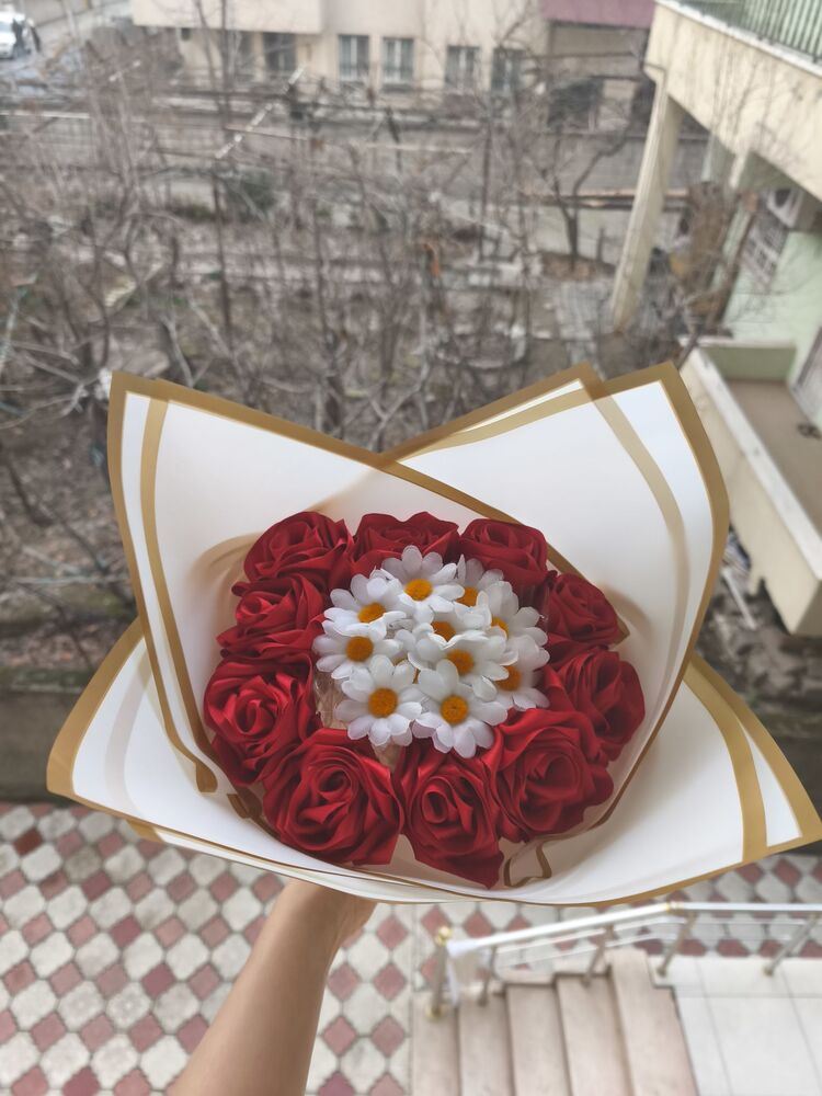 papatyalı kırmızı solmayan gül buketi