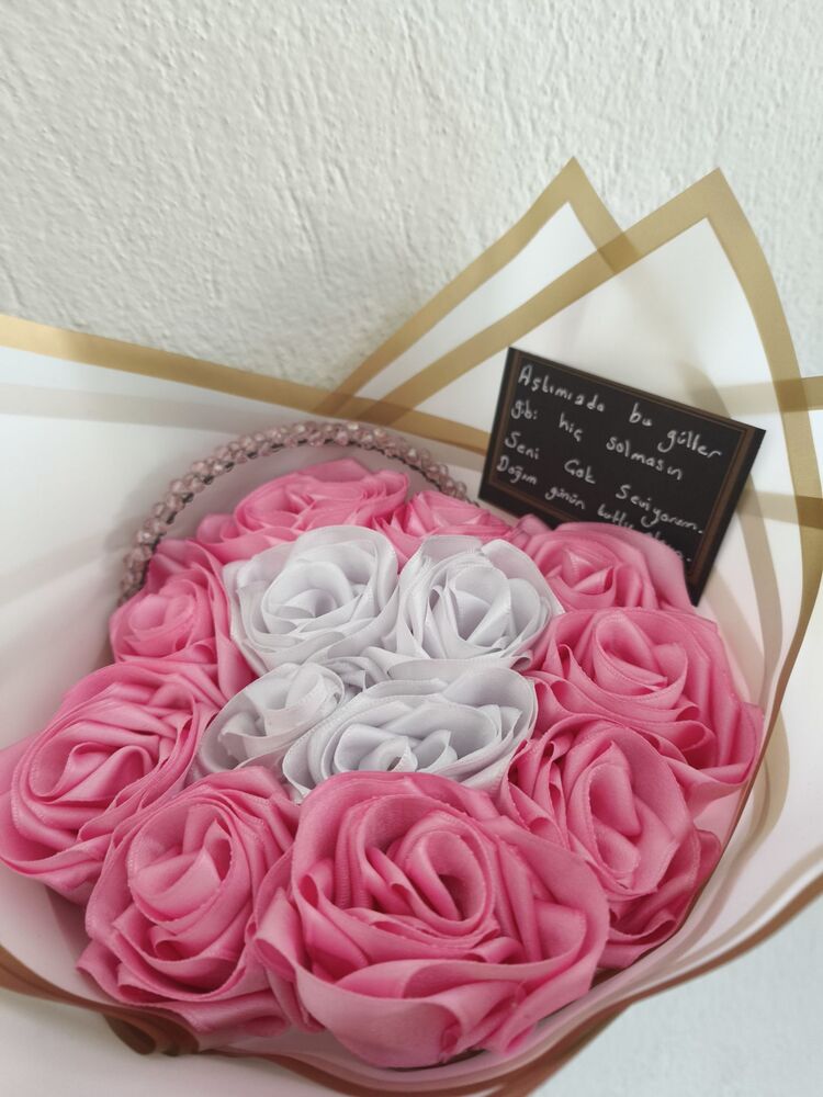 pembe beyaz karışımı taçlı solmayan gül