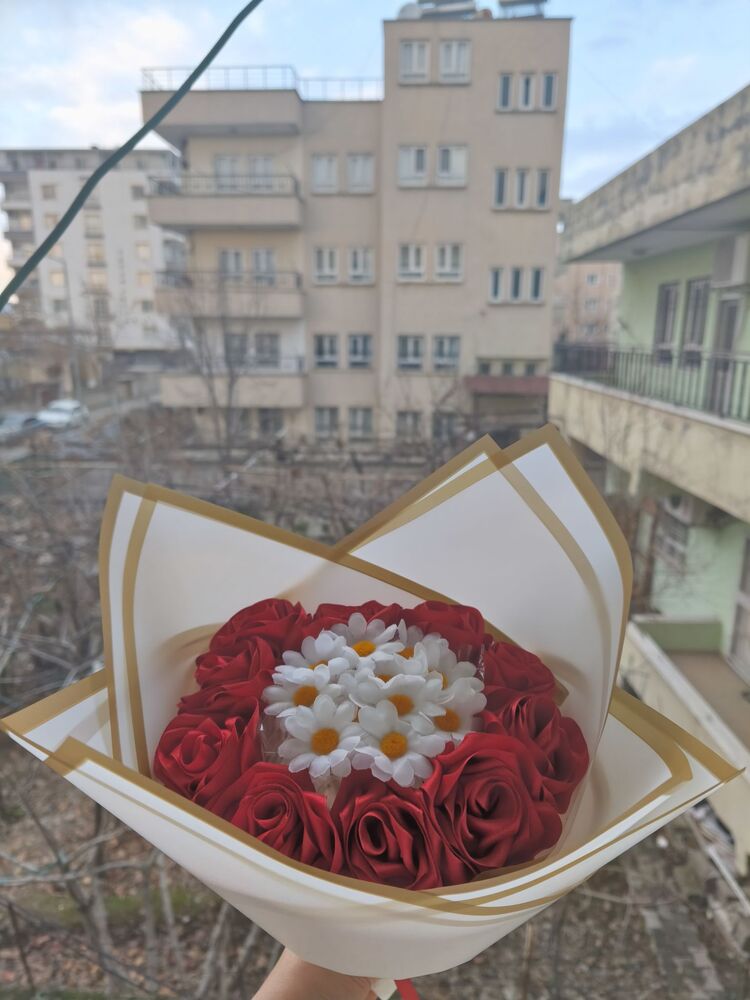 papatyalı kırmızı solmayan gül buketi