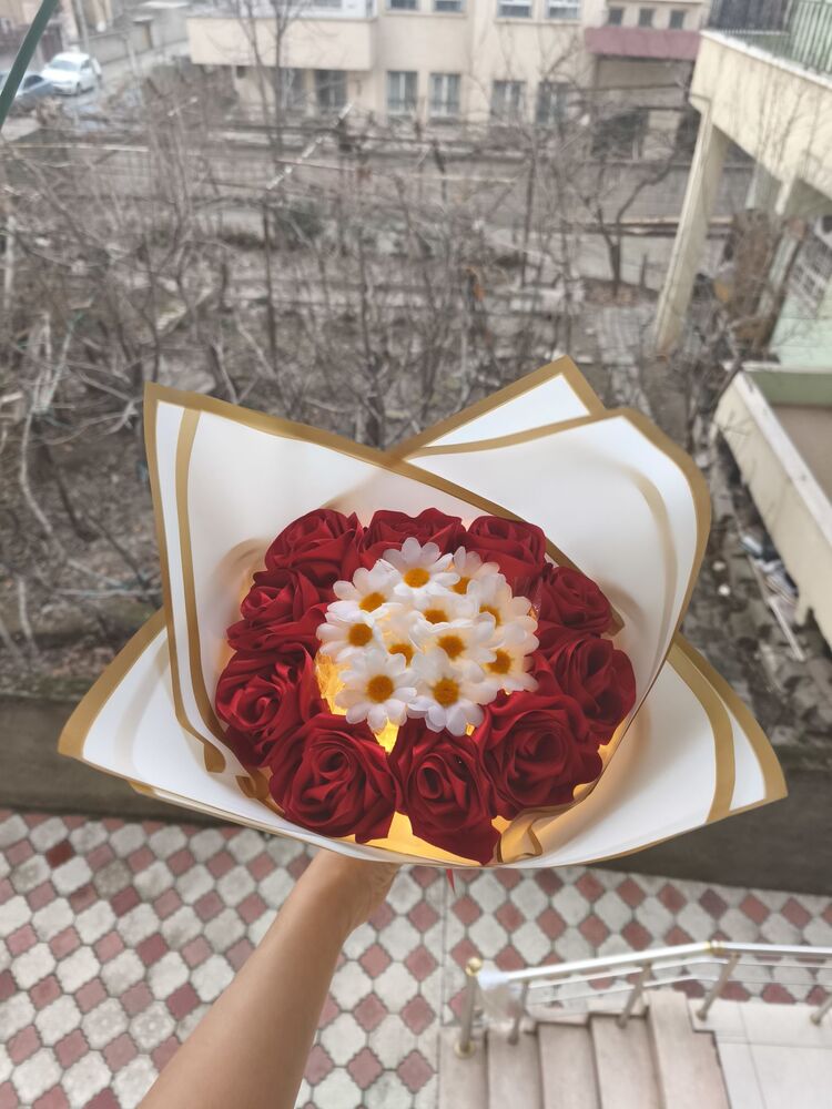 papatyalı kırmızı solmayan gül buketi
