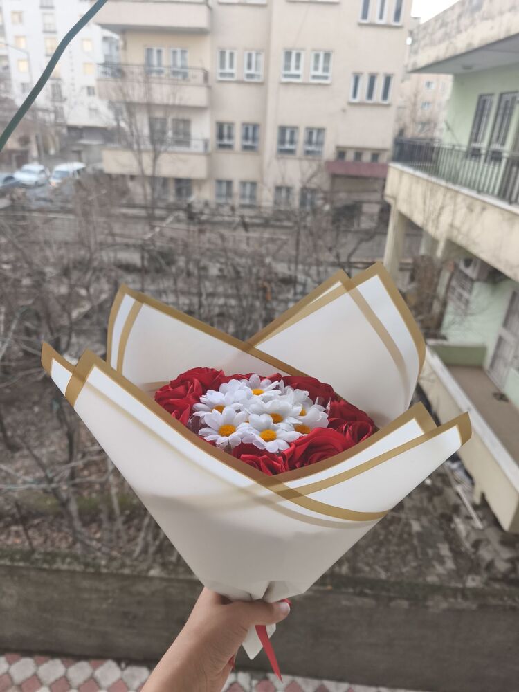 papatyalı kırmızı solmayan gül buketi