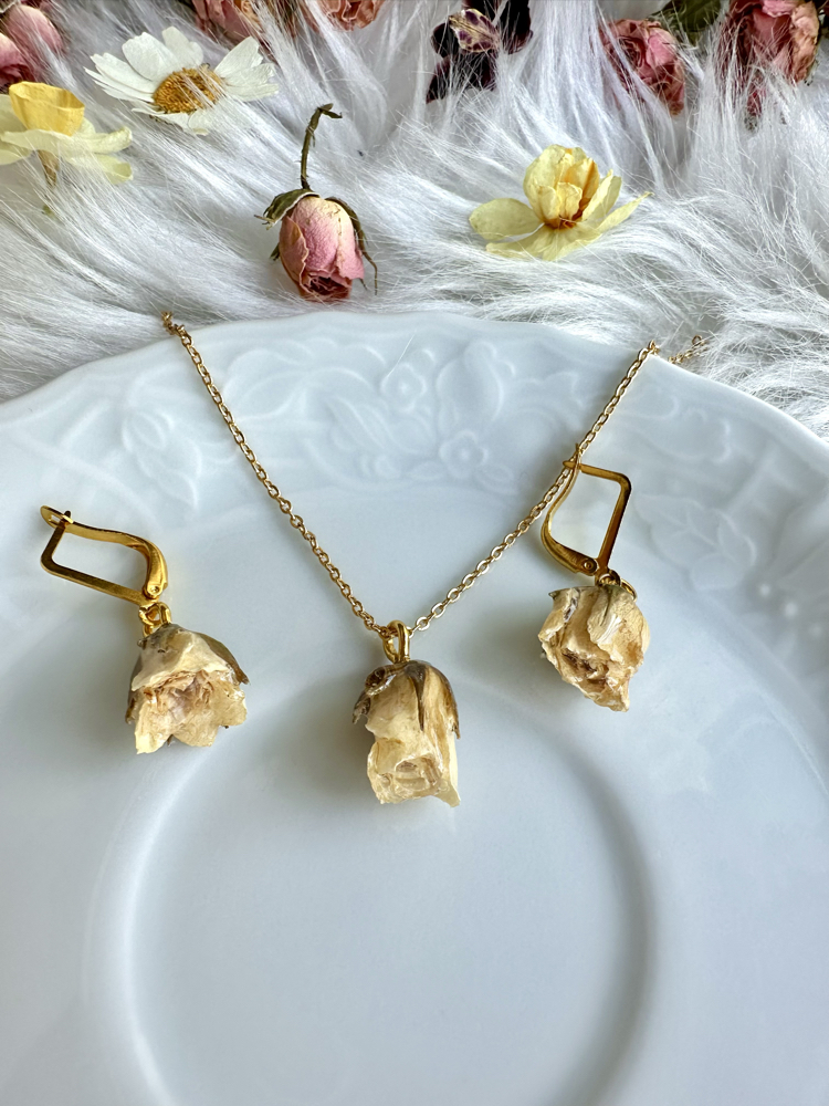 Beyaz güllü kolye küpe set