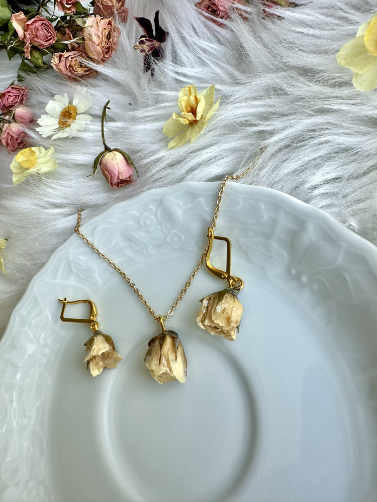 Beyaz güllü kolye küpe set