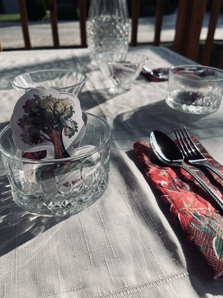 Büyük Boy Tekli Sticker - Misafirli Ağaç