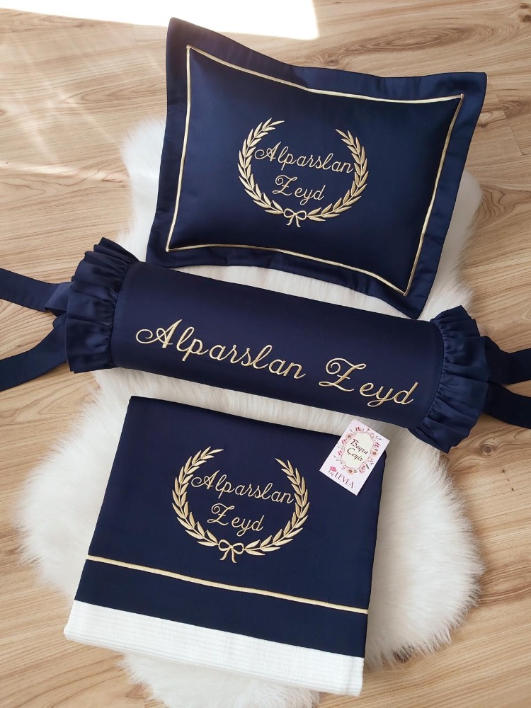 Lacivert & Gold Nakışlı Bebek Pike & Takı Yastığı Seti