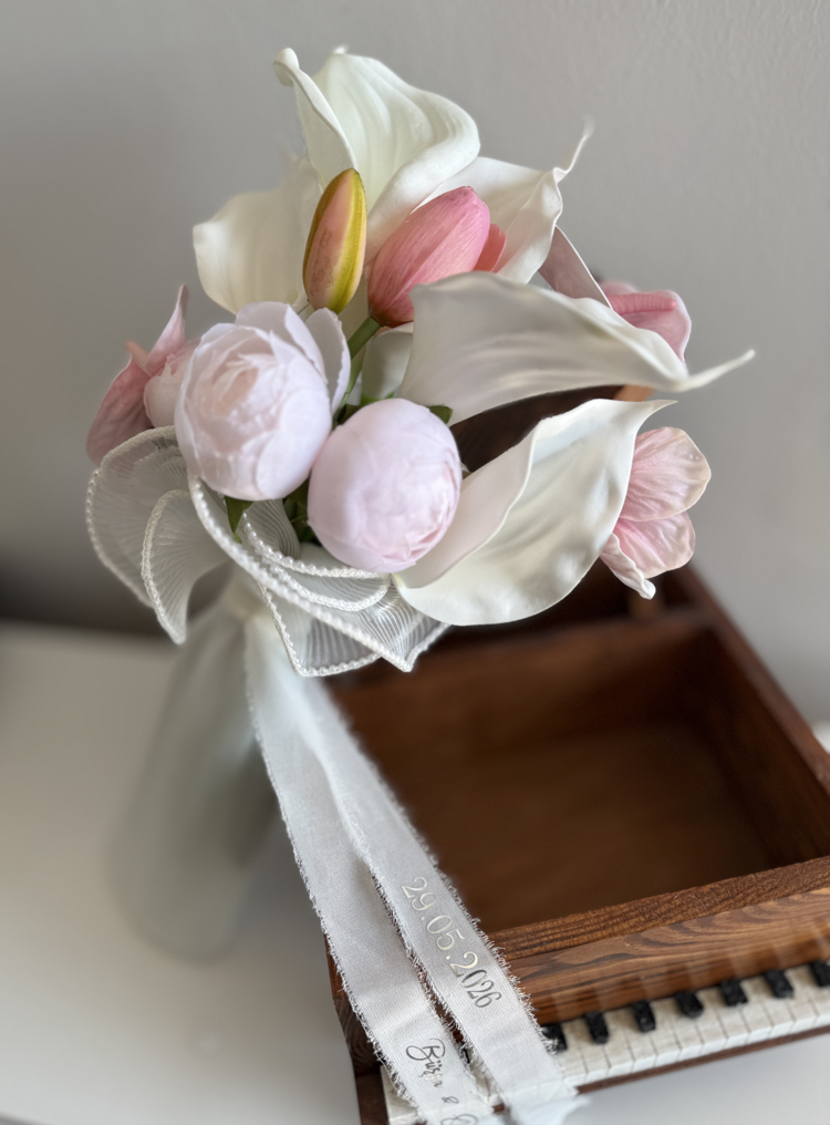“Blush Ivory Gelin Buketi