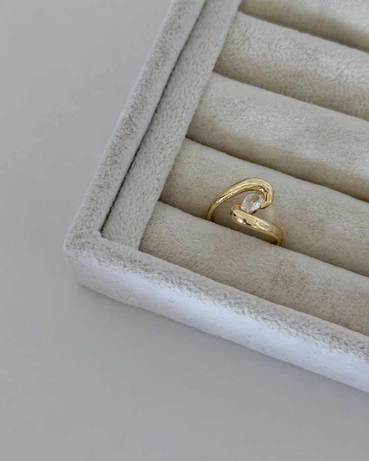 Dalga Form Taşlı Yüzük Gold