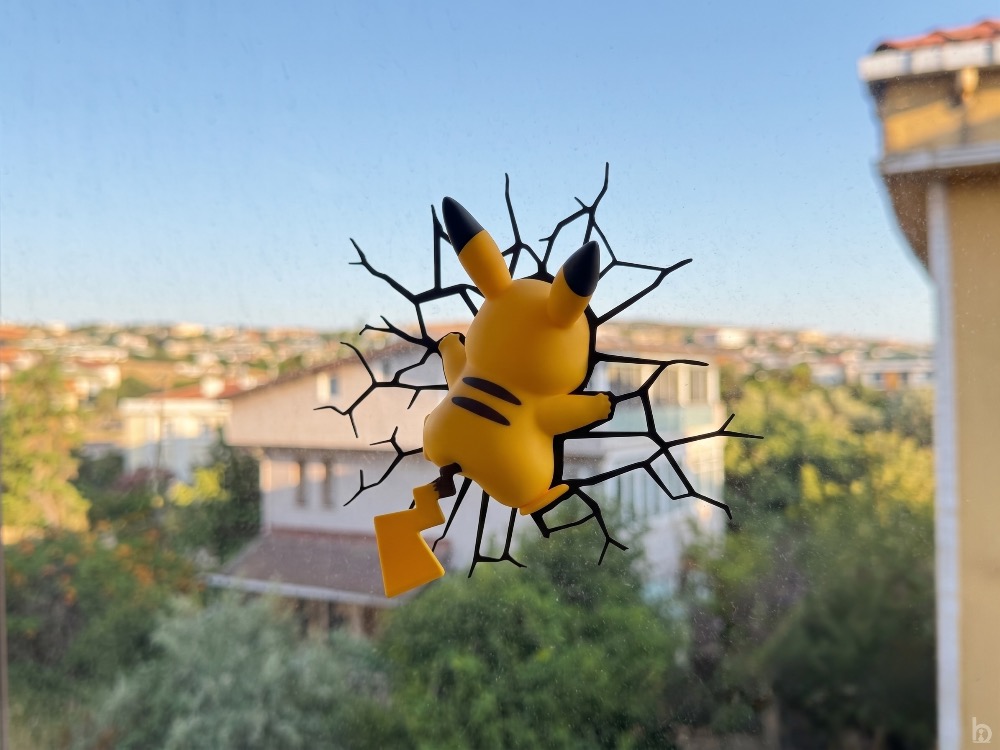 Pikachu Cam Çatlağı Efektli 3D Dekoratif Anime Figür Süs
