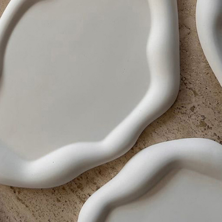 Beyaz Asimetrik Bubble Dekoratif Tabak – El Yapımı Taştozu Tabak