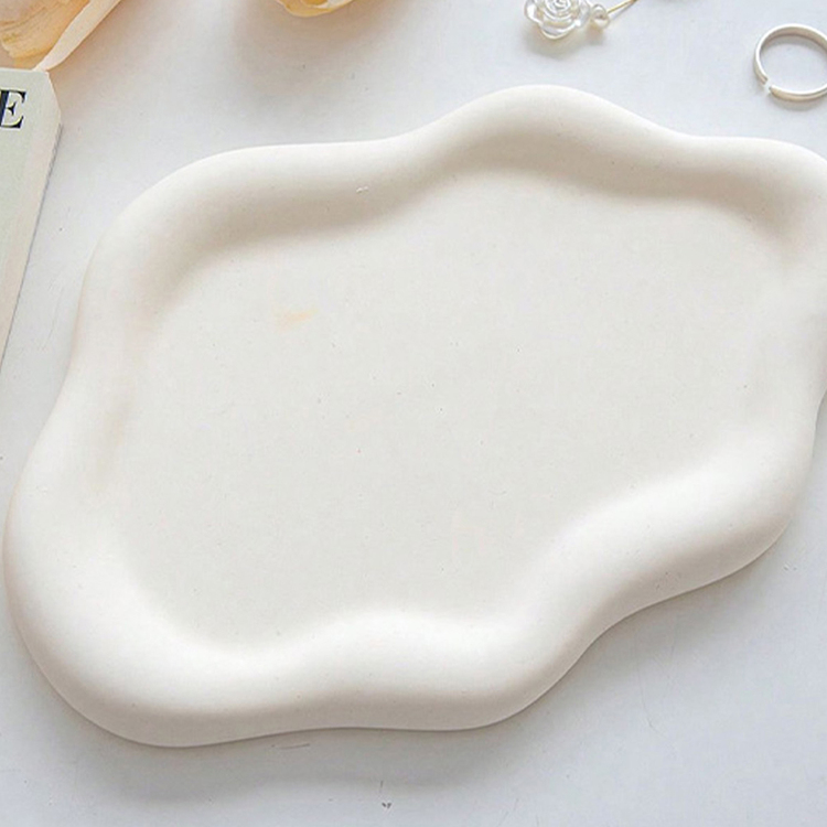 Beyaz Asimetrik Bubble Dekoratif Tabak – El Yapımı Taştozu Tabak