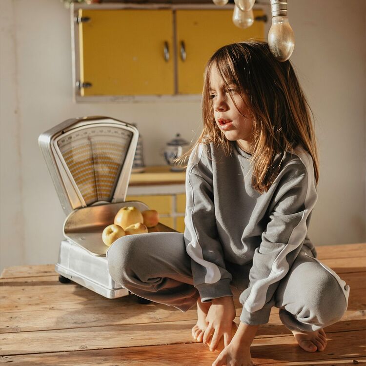 Antebies - Beyaz Kontrastlı Gri Sweatshirt ve Pantolon Set