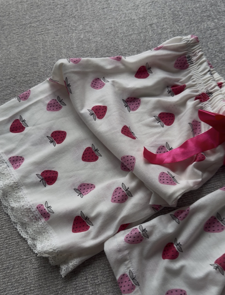 Pamuklu Çilekli pijama takımı