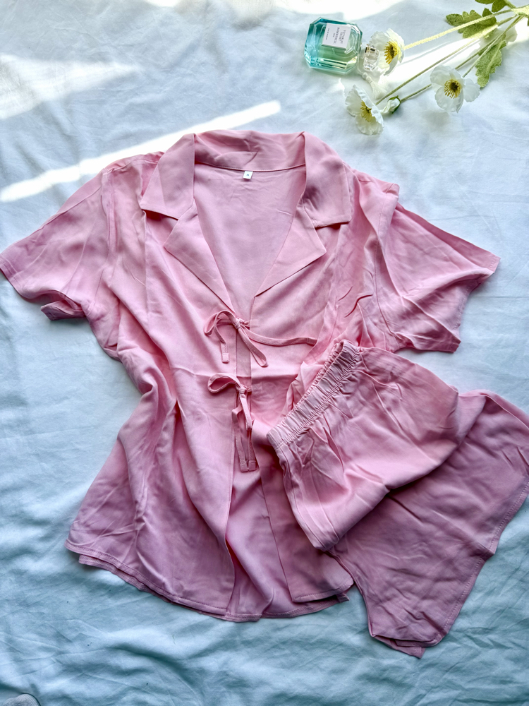 PUDRA PEMBE ÖNDEN BAĞLAMALI ŞORTLU TAKIM
