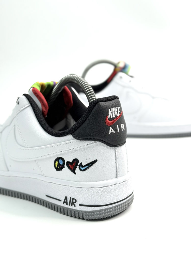 NIKE AIR FORCE 1 LOW ’07 LV8 PEACE LOVE