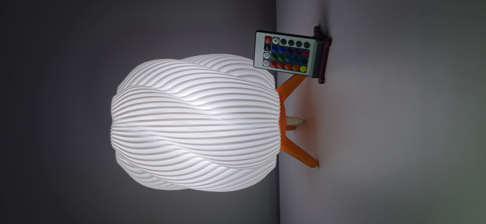 Silk İnci Beyaz Abajur – Pastel Turuncu Ayaklı (Uzaktan Kumandalı LED Işıklı)
