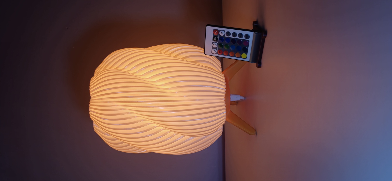 Silk İnci Beyaz Abajur – Pastel Turuncu Ayaklı (Uzaktan Kumandalı LED Işıklı)