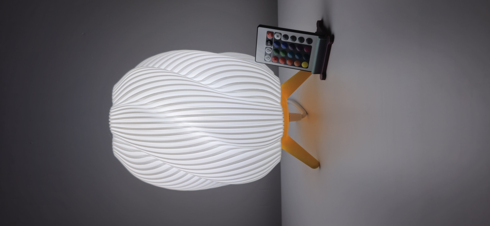 Silk İnci Beyaz Abajur – Sarı Ayaklı (Uzaktan Kumandalı LED Işıklı)
