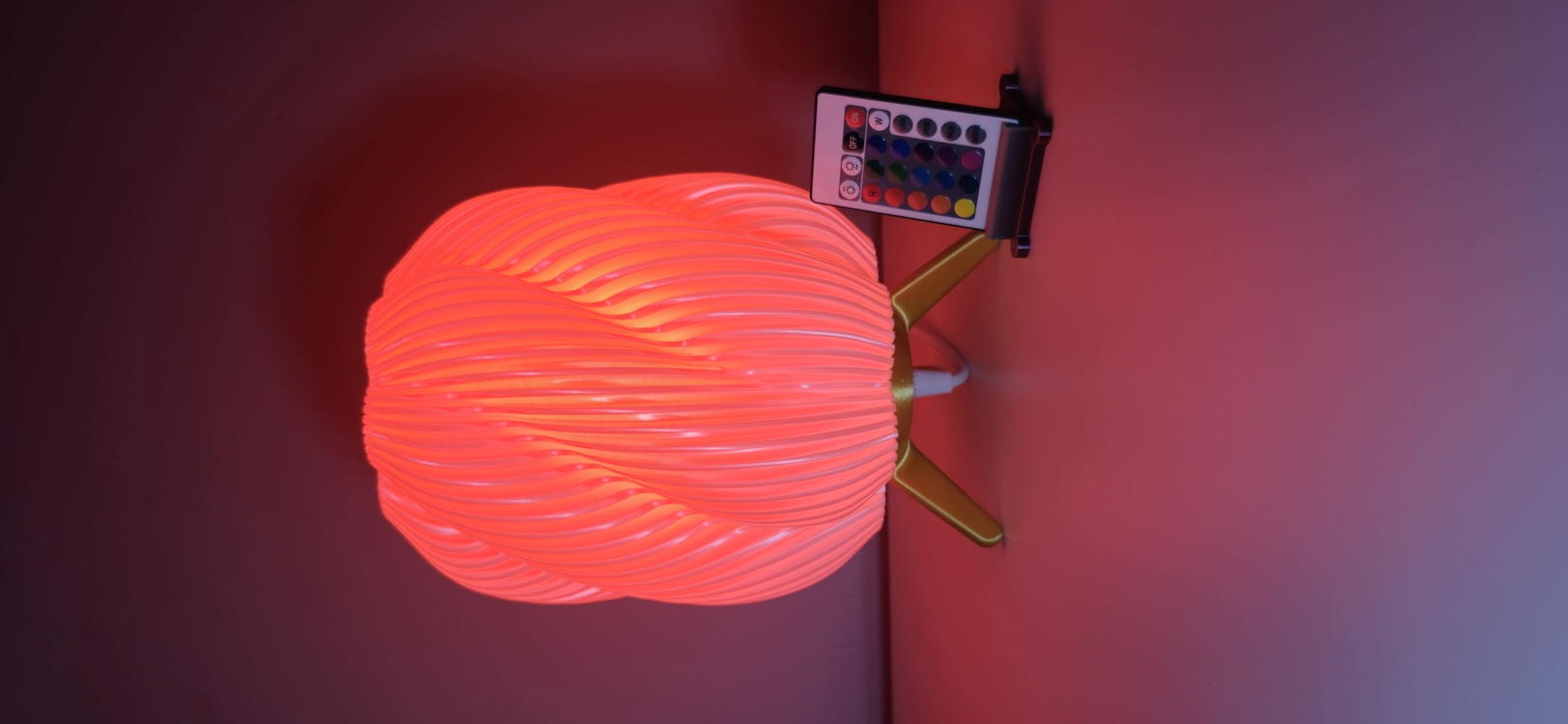 3D Baskı Abajur – Silk İnci Beyaz Üst & Silk Gold Ayak (Parlak Yüzey)