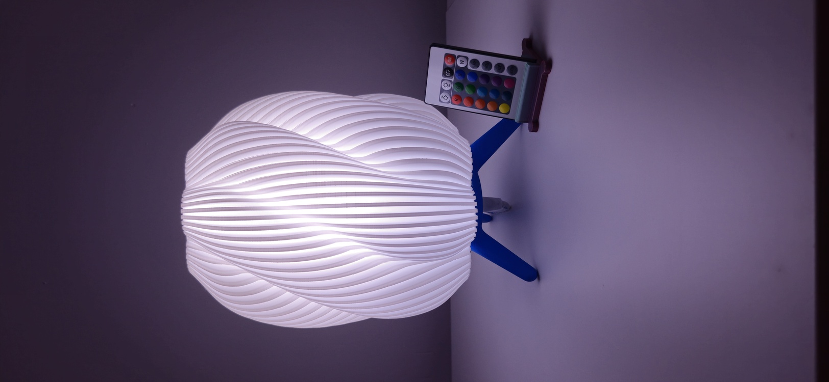 Mavi Ayaklı Üst Beyaz Dekoratif 220V LED Lamba – 3D Baskı El Yapımı