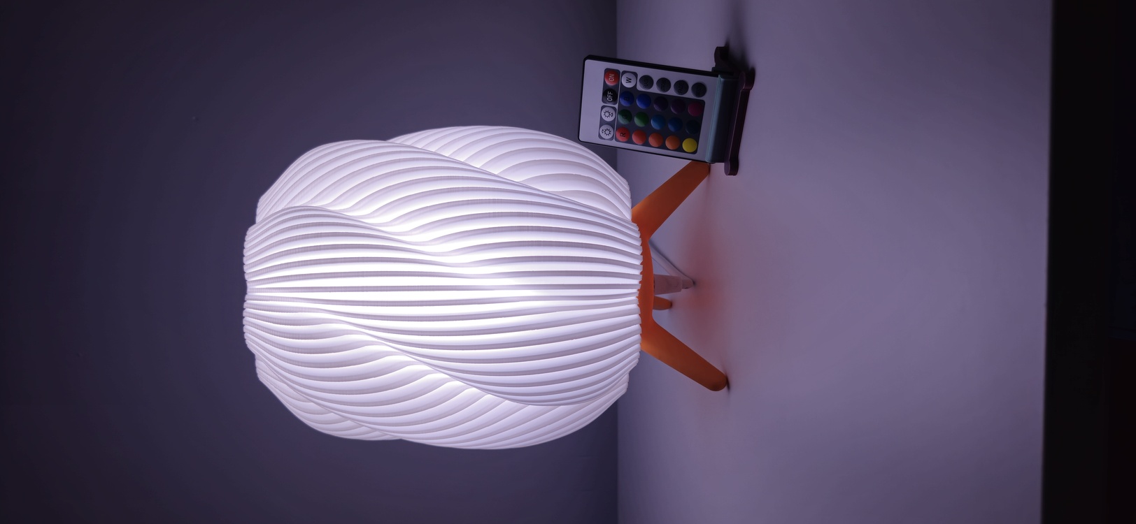 Özel Tasarım 3D Baskı Abajur – Pastel Turuncu Ayaklı Beyaz Abajur