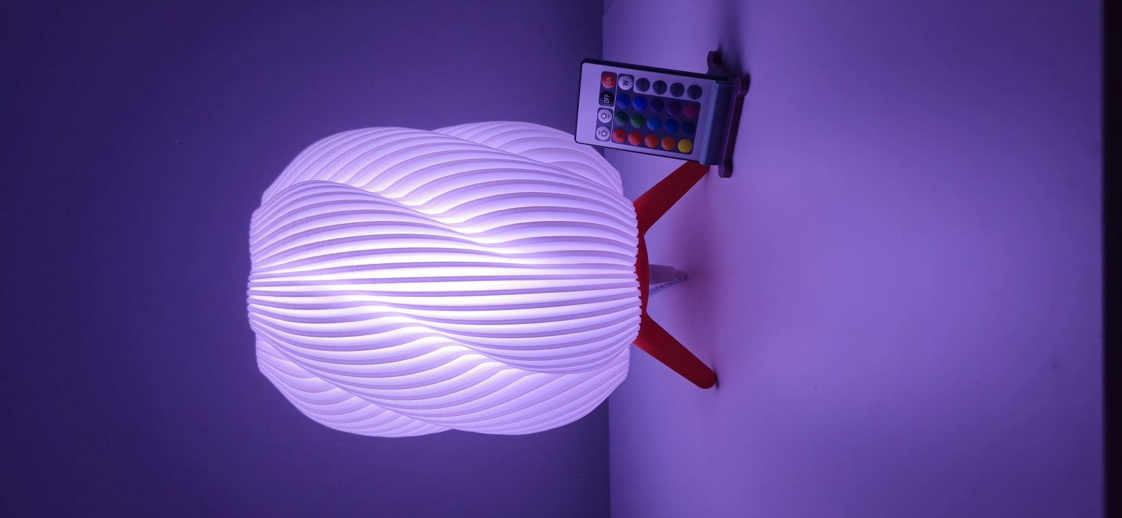 Kırmızı Ayaklı Üst Beyaz Dekoratif 220V LED Lamba – 3D Baskı El Yapımı