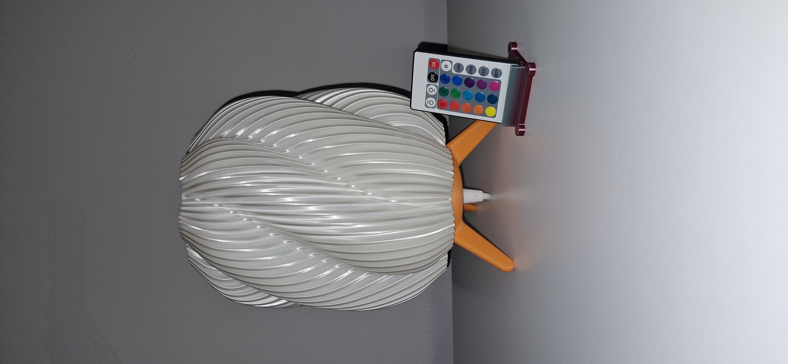 Silk İnci Beyaz Abajur – Pastel Turuncu Ayaklı (Uzaktan Kumandalı LED Işıklı)