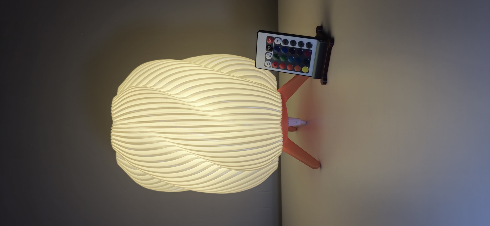 Silk İnci Beyaz Abajur – Pastel Turuncu Ayaklı (Uzaktan Kumandalı LED Işıklı)