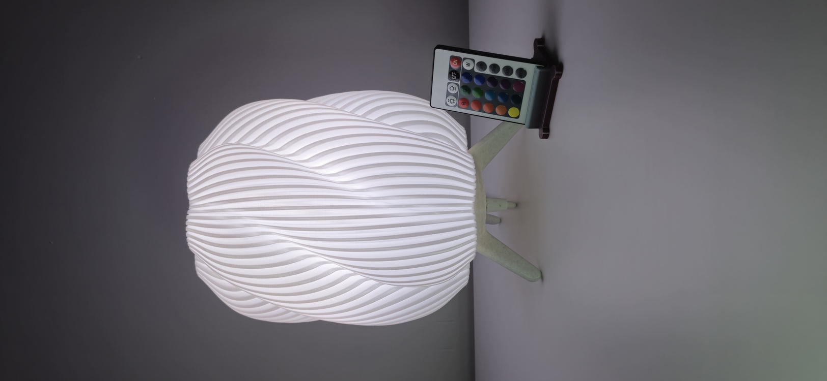 Silk İnci Beyaz Abajur – Mermer Desenli Ayaklı (Uzaktan Kumandalı LED Işıklı)  Açıklama