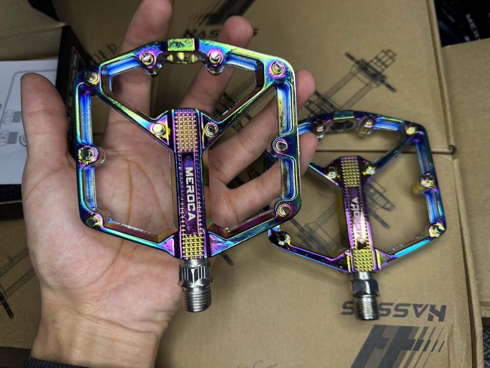 Meroca oil slick rainbow pedal