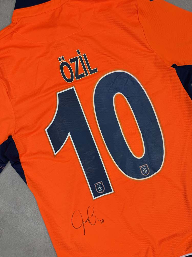 Mesut özel İstanbul Başakşehir imzalı forma