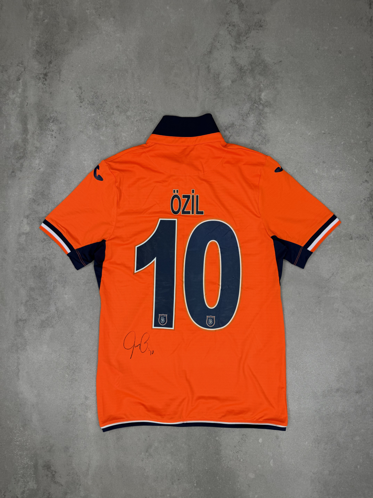 Mesut özel İstanbul Başakşehir imzalı forma