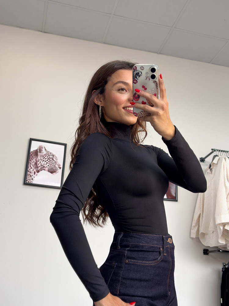 Yanı Büzgülü Siyah Boğazlı Bodysuit