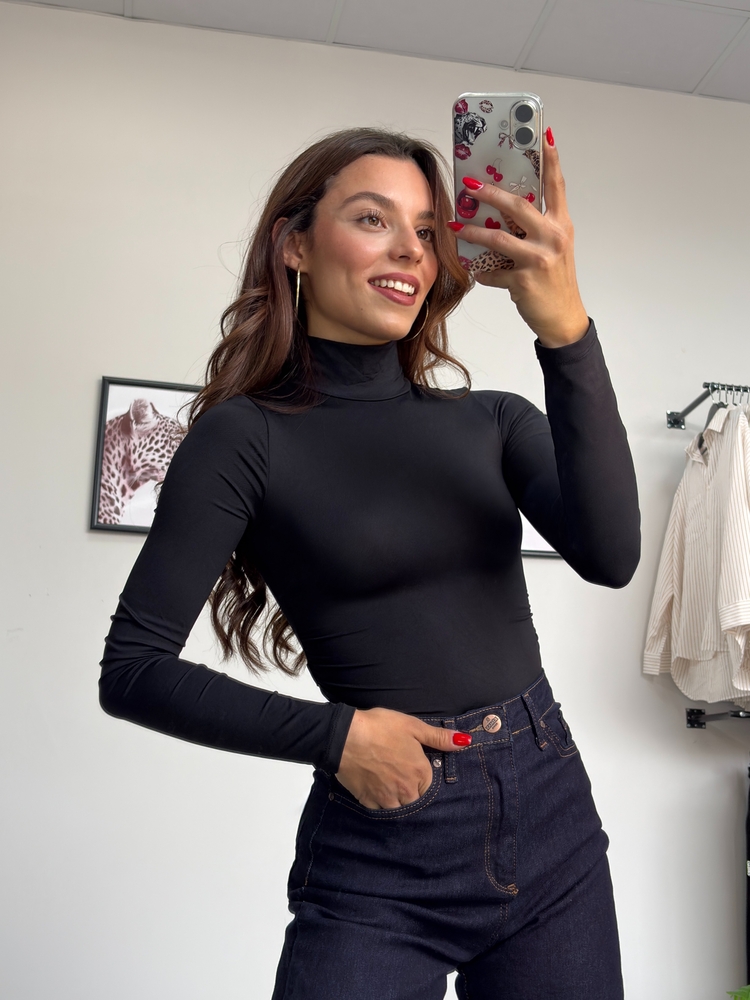 Yanı Büzgülü Siyah Boğazlı Bodysuit