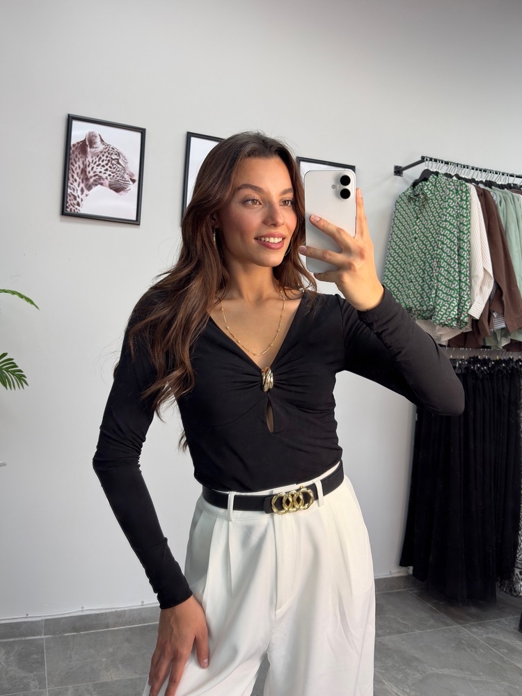 V Yaka Gold Aksesuarlı Siyah Body