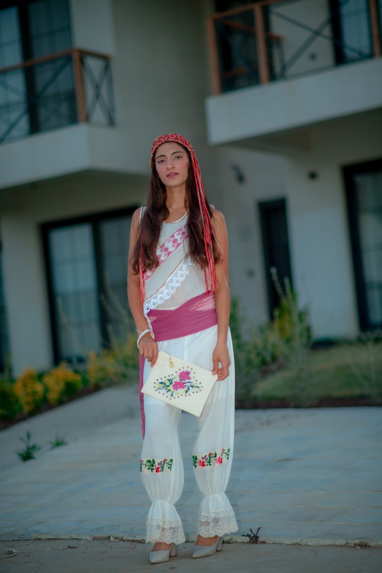 El İşçiliği Crop Bluz