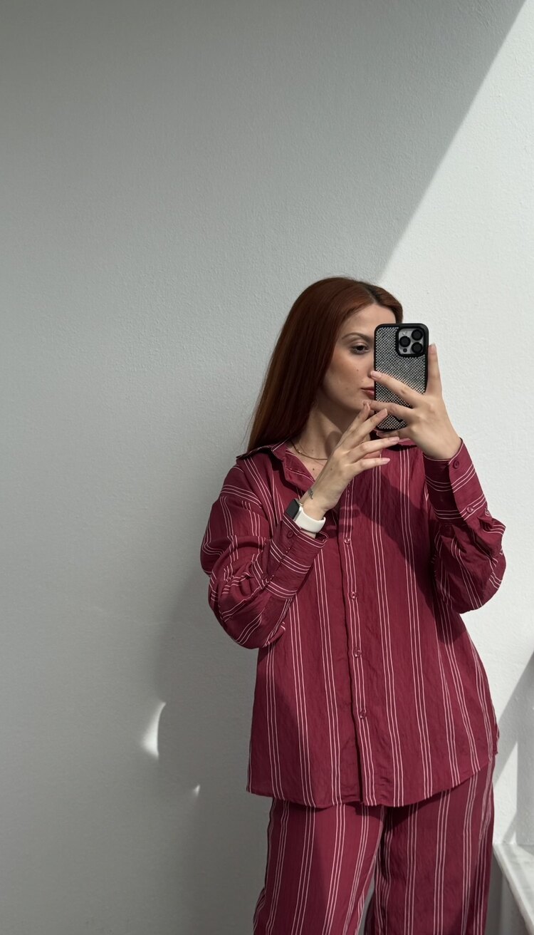 Çizgili bordo takım