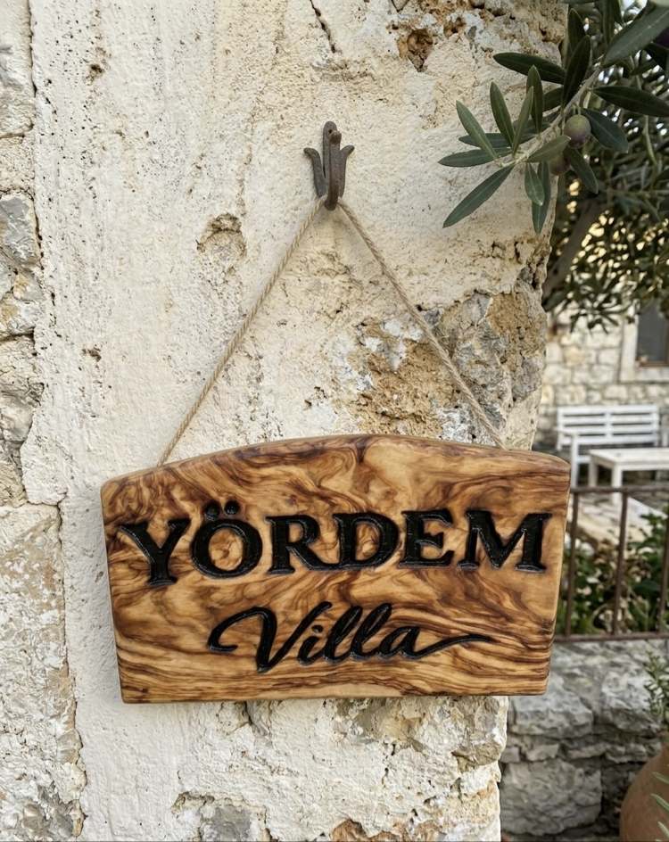 Kişiye Özel Ahşap Tabela – Dış Mekan Dayanıklı Duvar Tabelası, İsim Logo Yazılı