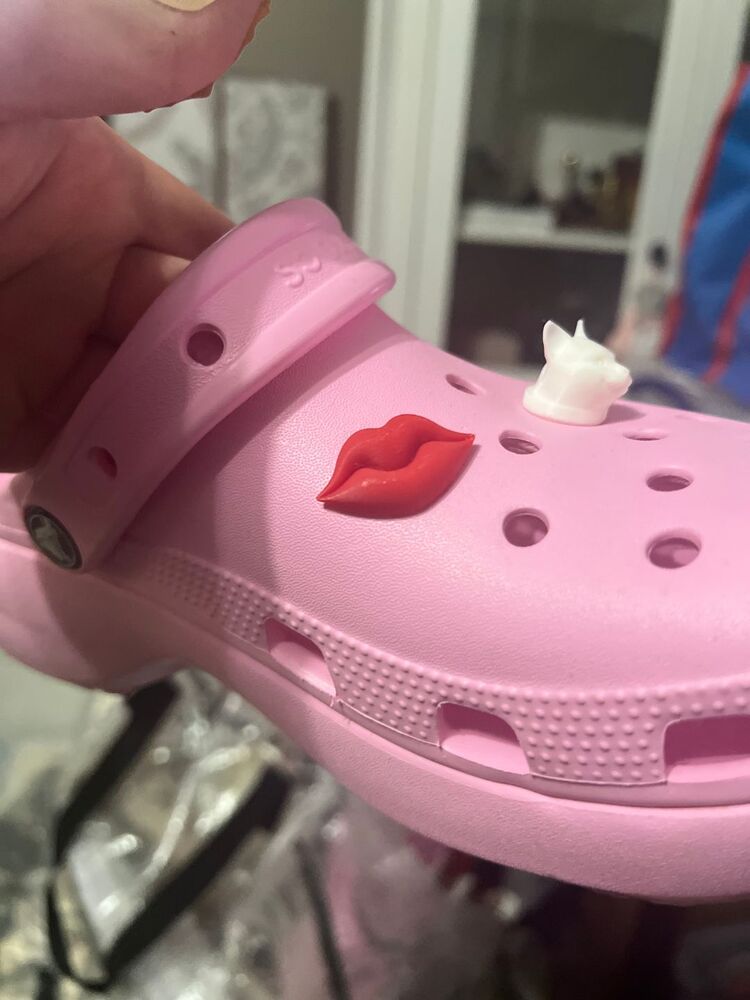 crocs terlik süsü dudak
