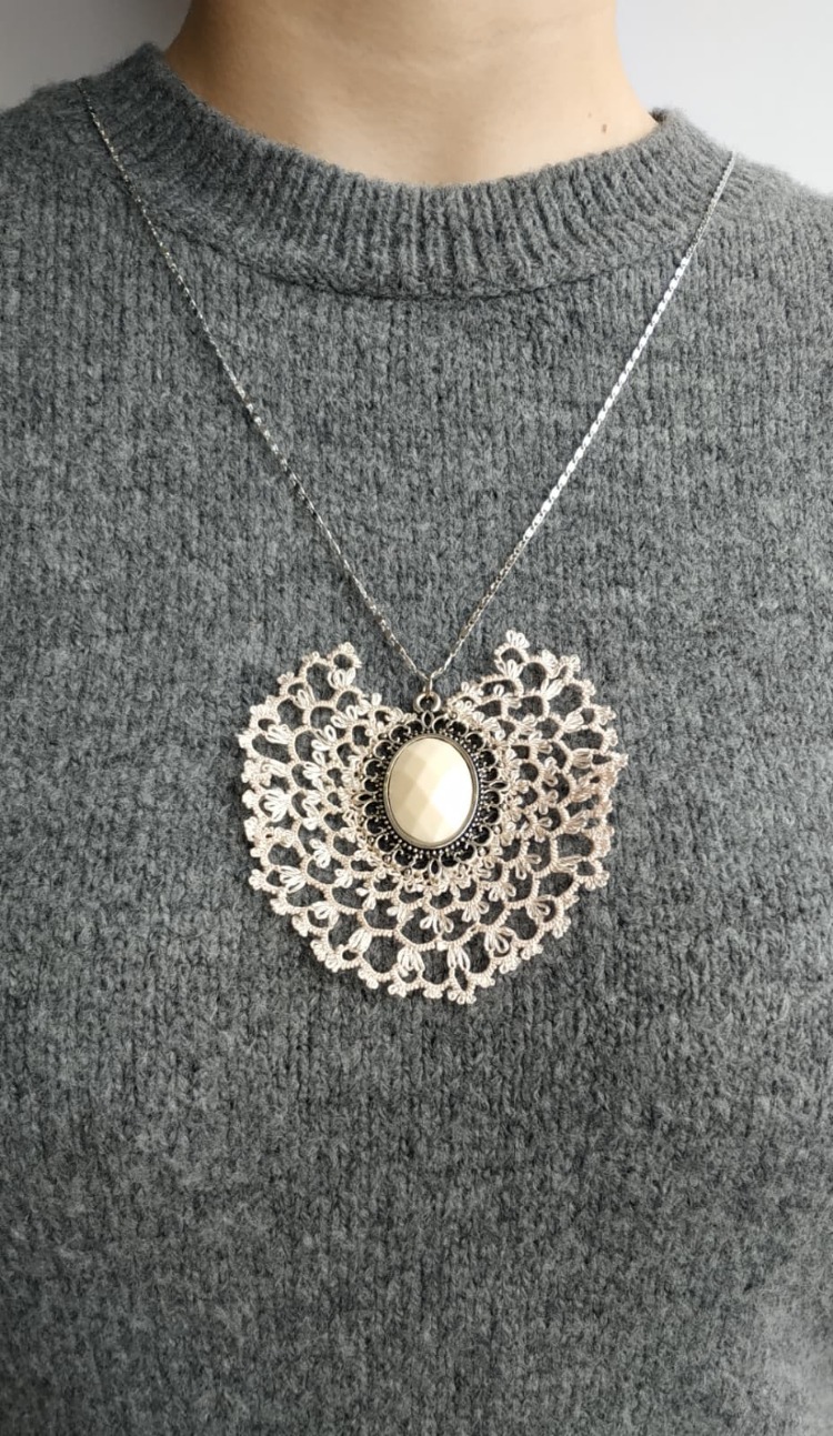 El Yapımı Dantel Detaylı Taş Görünümlü Kolye